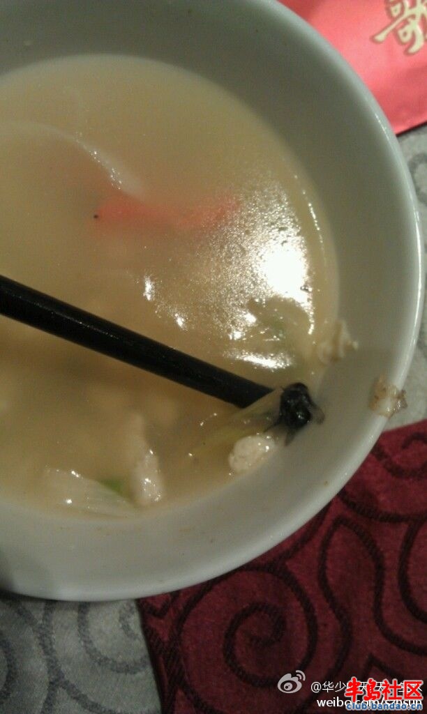 青岛船歌鱼水饺脏乱差 汤里吃出苍蝇 服务态度