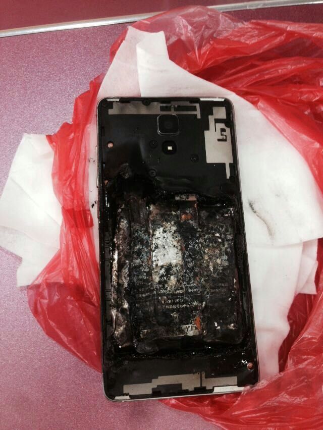 小米4手机电池爆炸 客服迟迟不给予解释和处理