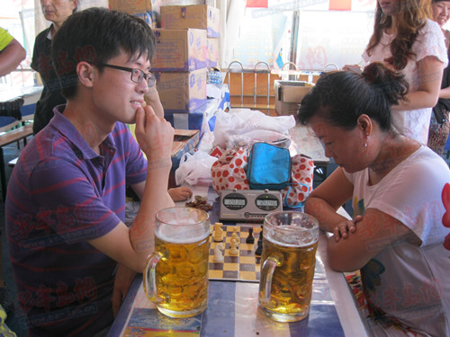 喝着啤酒下象棋 啤酒节醉棋比赛女棋手引关注