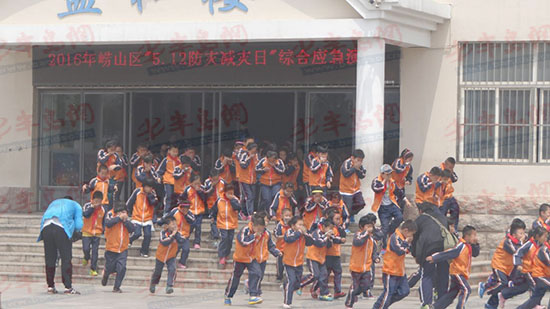 崂山区人防办在张村河小学开展应急疏散演练活