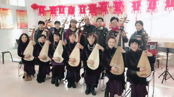 青岛小大姨“玩转”传统仄易远乐 街讲助推竖坐社区琵琶队