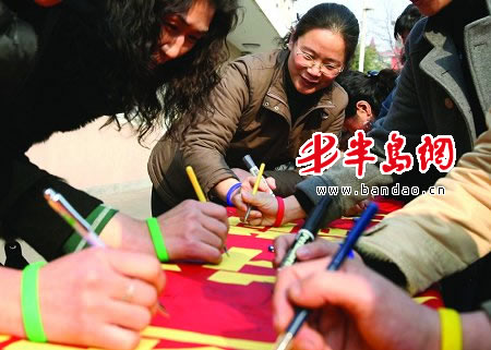 3月21日下午,公交电车公司六路队200多名驾驶员开展“微笑奥运”签名承诺活动。据了解,该公司当天向奥帆委申请了两千多个“迎奥微笑圈”,分发给每名司乘人员,搞好微笑服务,践行文明承诺