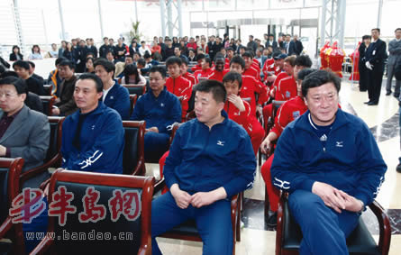 组图:"国际工艺品城"冠名青岛中能新闻发布会