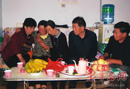 李荔枝(左二)与兄弟姐妹们相会