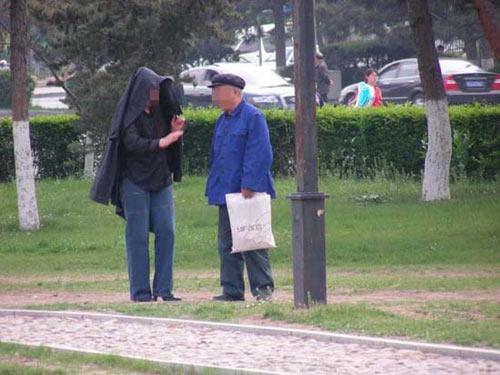 1楼 主题:组图:老头与小姐在公园交易实拍