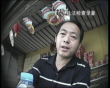 老板对白皮烟的进货渠道也毫不避讳:“这都是人家送烟的,这都走地下渠道,他不走烟草公司”