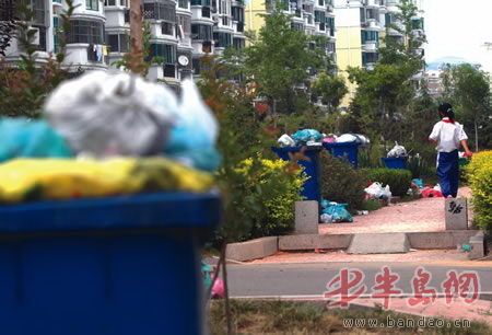 华易·春之都小区内,一个小学生从“垃圾堆”旁走过