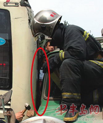 ͼ����������Ա����Ш���ҽ�����֮�䣬��ͼ����һ����϶����Ȧ��Ϊ�����˿͡�