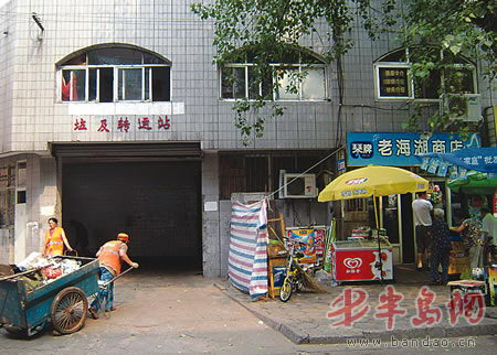 居民楼下的垃圾转运站