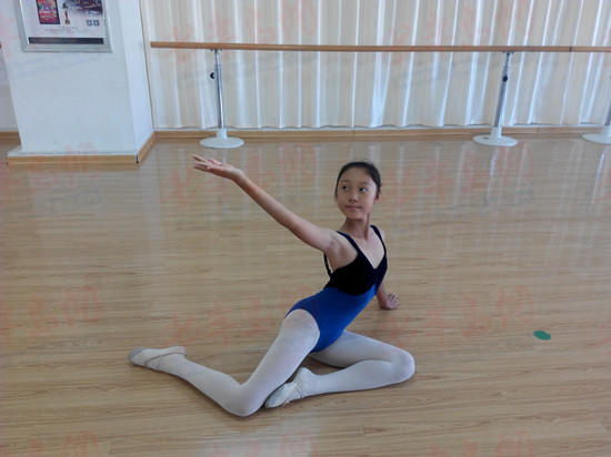 六年级女生跳舞美腿图片