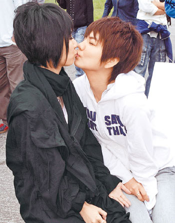 selina在mv中演出恋情初萌芽的情侣,配合剧情,两人有一场青涩的初吻戏