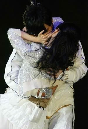 罗志祥演唱会辣翻南京 与蔡依林激情拥吻(组图)